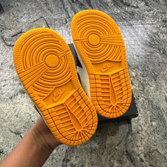 Air Jordan 1 Retro High OG Toddler Taxi Shoes size 5C - Picture 3 of 6